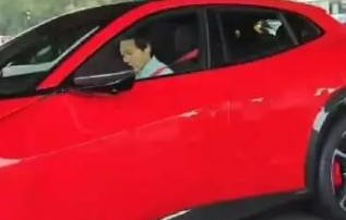 雷军开法拉利SUV出街，科技巨头的奢华生活瞬间