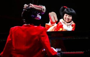 撒贝宁花袄cos春晚机器人，一场视觉与智慧的盛宴