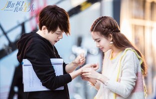 星光璀璨下的爱情篇章——评短剧爱在星光灿烂时