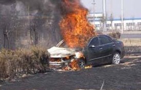 悲剧瞬间，车辆起火失控撞入学校，一死八伤的惨痛事故