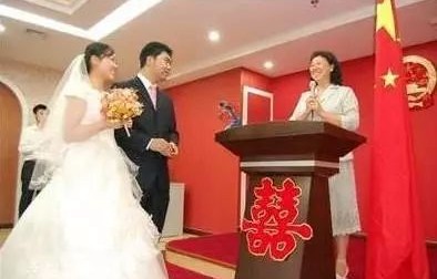 新郎霸气入场，实木沙发重磅亮相的独特婚礼瞬间