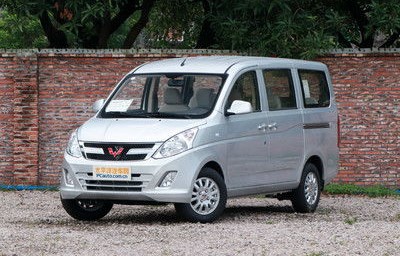 五菱荣光v(五菱荣光v报价及图片)