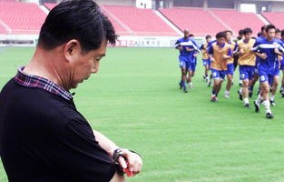 丁俊晖六年磨一剑，大师赛首胜闪耀绿茵场