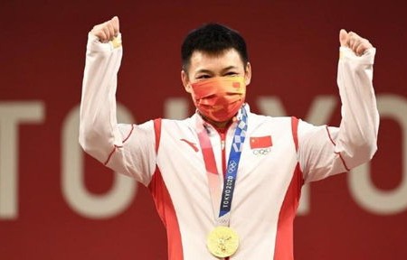 王楚钦的独特风采，戴价值百万的表扣手背后的故事