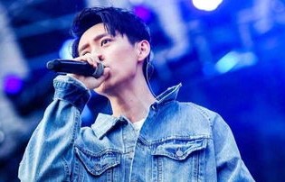 黄轩女友惊喜现身蛟龙首映，甜蜜打call引爆全场