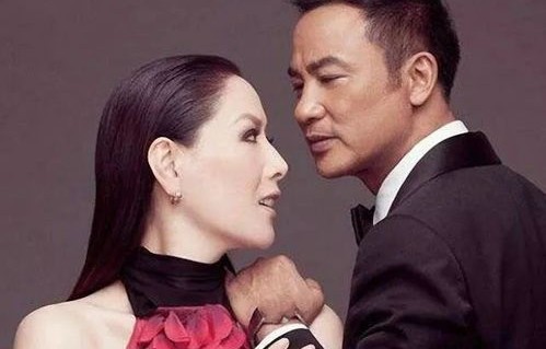 李亚鹏与小19岁娇妻共度四川年，爱在岁月的长河中流淌