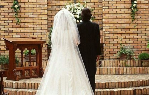 婚礼上的意外插曲，新郎在问誓环节突然离场