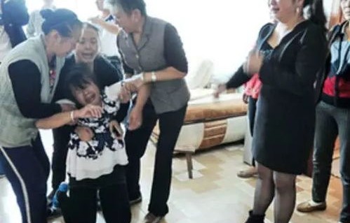 醉酒之痛，男子聚会上因不喝酒被揍进ICU的悲剧