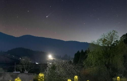 广州天文爱好者捕捉罕见奇观，6万年一遇彗星震撼亮相