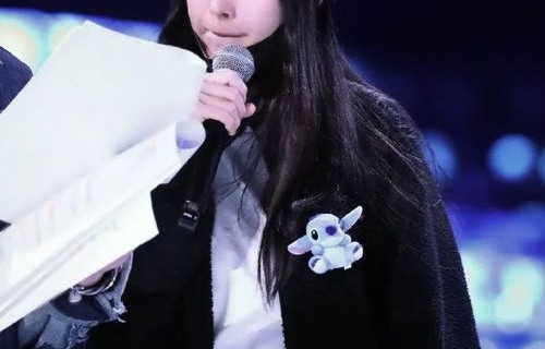 沈腾舞台下的甜蜜小插曲，偷吃饼干被抓拍