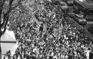 韩国首尔大规模示威活动，社会情绪的爆发与反思