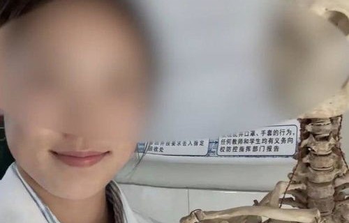 医学生与大体老师头骨合影引质疑，尊重与教育的边界