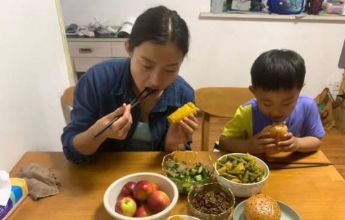 一餐八元，母亲的忧虑与儿子的成长