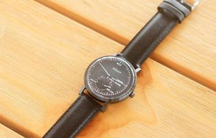 玻璃上贴智能手表，当代的吞灯泡现象