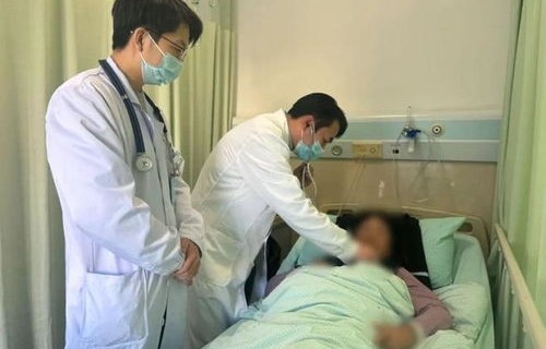 父爱之重，男子辅导女儿作业被气进抢救室