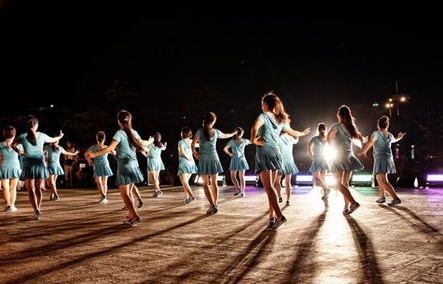 机场休息厅的欢乐舞曲,多名大妈开音响跳舞的场景