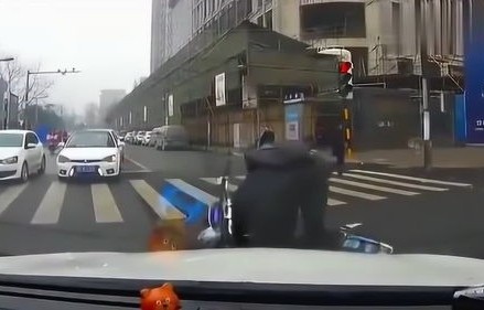 悲剧瞬间，摩托司机等红绿灯遭遇惨烈车祸