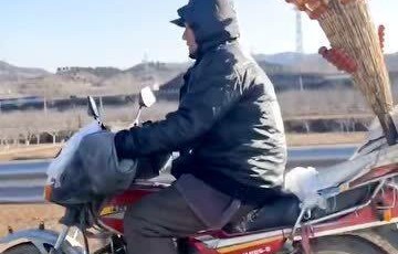 男子骑车卖糖葫芦遭遇巡逻队，追着放喇叭的独特故事