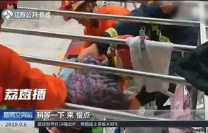 暖心之举引出的奇遇，70多岁老人贴身捂热水袋，竟捂出蟒蛇纹