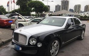 宾利车主的善举，血污中的救赎