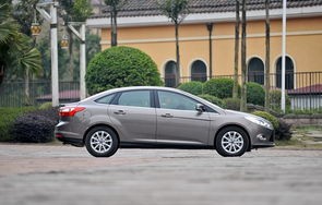 福特2012款福克斯三厢(福特2012款福克斯三厢图片)