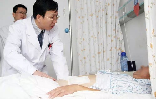 致敬医者仁心——记45岁医生车祸去世，每日两台手术背后的奉献与牺牲