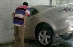 司机误踩油门，SU7穿墙撞上商务车——一场意外事故的深度剖析