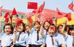 西藏定日县小朋友捡到国旗后高举的温暖瞬间