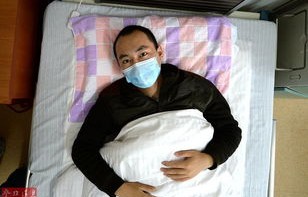 青春之爱，22岁女生为救烧伤父亲，奉献全部头皮