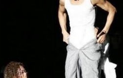 胡夏演唱会意外事件，裤子崩裂的舞台瞬间