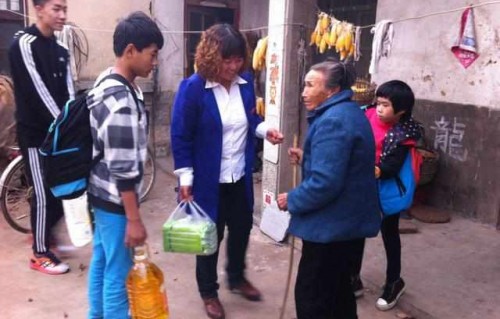 一岁弟弟守家门口,迎接三岁的姐姐放学