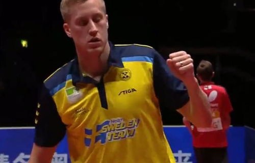 郑钦文再显神威，对手无奈摔拍子