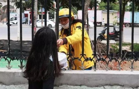 日本学校寒潮天仍坚持规定，禁止学生穿裤袜的背后