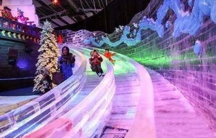 冰雕奇遇，男子误舔冰雕，被困购物中心冰雕前