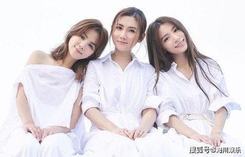 Selina携子共贺妹妹生日庆典