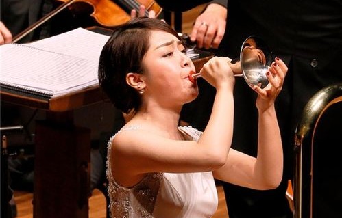 唢呐女博士法国舞台演绎百鸟朝凤，惊艳四座