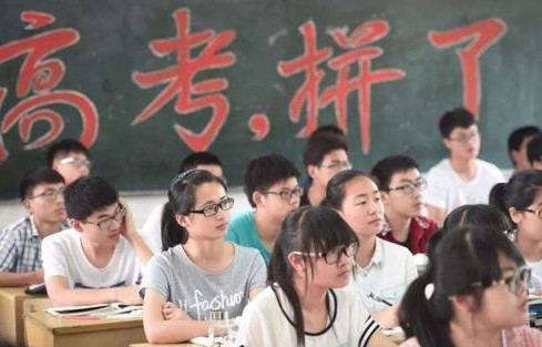 短剧重回2000，我开局拿下满分状元