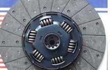 离合器片坏了的征兆(离合器片烧焦气味是不是坏了)