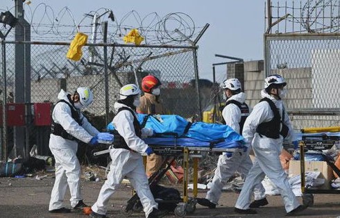 韩空难发布会现场，哭吼声一片的悲情瞬间