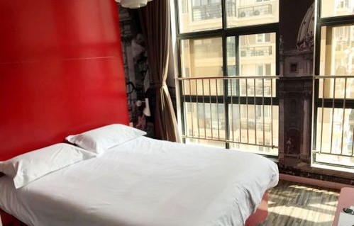 南京一野猪误闯星级酒店，遭遇玻璃门硬控的奇妙故事