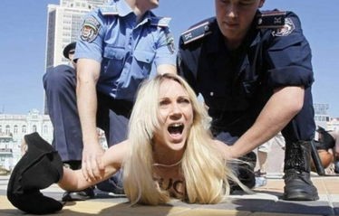 乌女权示威者裸上身行为，对纪念雕塑的破坏与反思