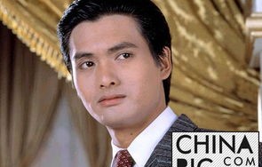 周润发白发风采，岁月流转下的巨星风采