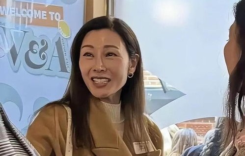 54岁李嘉欣近照曝光，岁月流转下的优雅风华