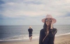 章泽天罕见晒美照，光影下的她，美丽如初