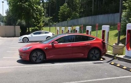 特斯拉开八年就废了(特斯拉8年换电池费用)