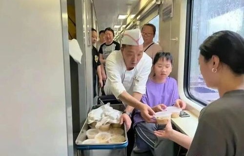 K292次列车上的温馨服务，乘客惊喜享受免费餐食与水