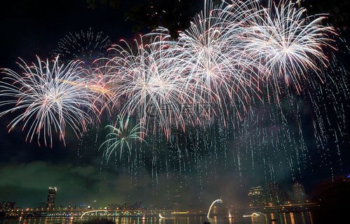 百度热搜下的跨年烟花夜