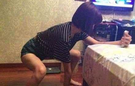 女子惊现家门锁上神秘磁铁，安全与隐私的双重挑战