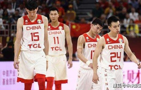 周琦遭驱逐，一场篮球比赛的意外转折