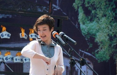 前央视知名主持人华丽转身，投身演艺圈崭露头角